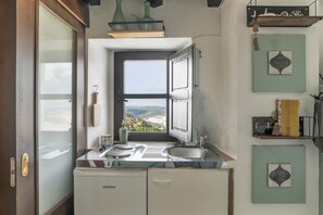 Fridge, microwave, stovetop, coffee/tea maker