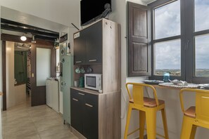 Fridge, microwave, stovetop, coffee/tea maker - Studio 'Casa Bakara Estudio' with Mountain Views and Wi-Fi (Vejer de la Frontera)