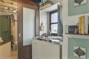 Shower, hair dryer, towels - Studio 'Casa Bakara Estudio' with Mountain Views and Wi-Fi (Vejer de la Frontera)