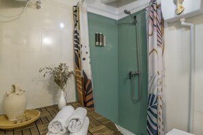 Shower, hair dryer, towels - Studio 'Casa Bakara Estudio' with Mountain Views and Wi-Fi (Vejer de la Frontera)