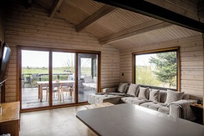 Un intérieur moderne avec un canapé, une table à manger et un téléviseur.