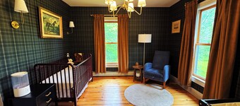 Charming 4-bedroom farmhouse in brilliant Franklin with AC