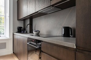 Réfrigérateur, four à micro-ondes, lave-vaisselle, cafetière-théière