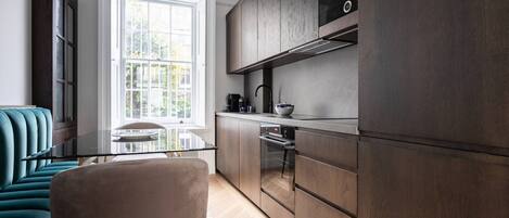 Køleskab, mikrobølgeovn, opvaskemaskine, kaffe-/temaskine