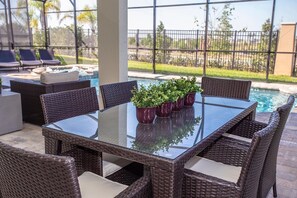Outdoor dining - Themed Rooms | Spacious | Free Resort Access! (Kissimmee)