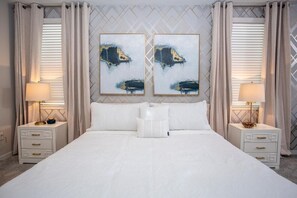 7 soverom, skrivebord, strykejern/-brett og reiseseng for barn