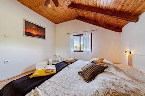 3 habitaciones, tabla de planchar con plancha, wifi y ropa de cama 