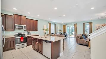 Geladeira, micro-ondas, fogão, cooktop