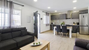 A modern apartment with a living area, dining space, and kitchen. - Cubo's Casa Rural Fernando Family Fun / private pools / air conditioning / free Wi-Fi (Cártama)