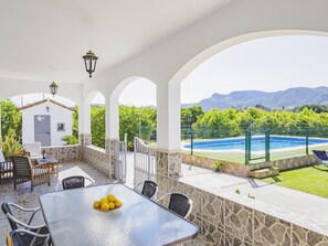 Outdoor dining - Cubo's Casa Rural Fernando Family Fun / private pools / air conditioning / free Wi-Fi (Cártama)