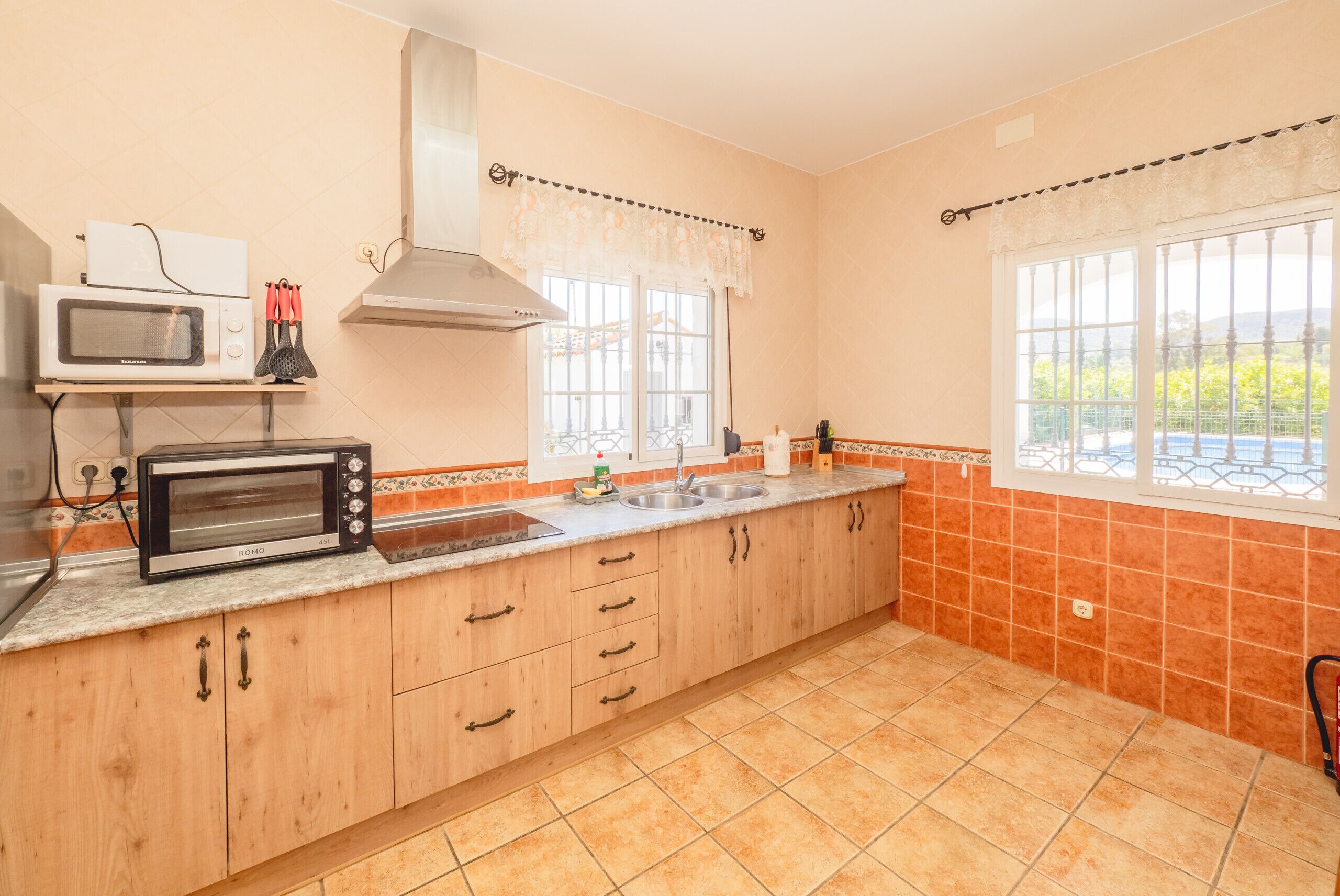 Réfrigérateur, micro-ondes, four, lave-vaisselle