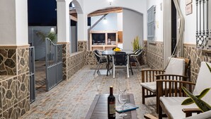 An outdoor patio with a dining table, chairs, a wine bottle, and a grill. - Cubo's Casa Rural Fernando Family Fun / private pools / air conditioning / free Wi-Fi (Cártama)