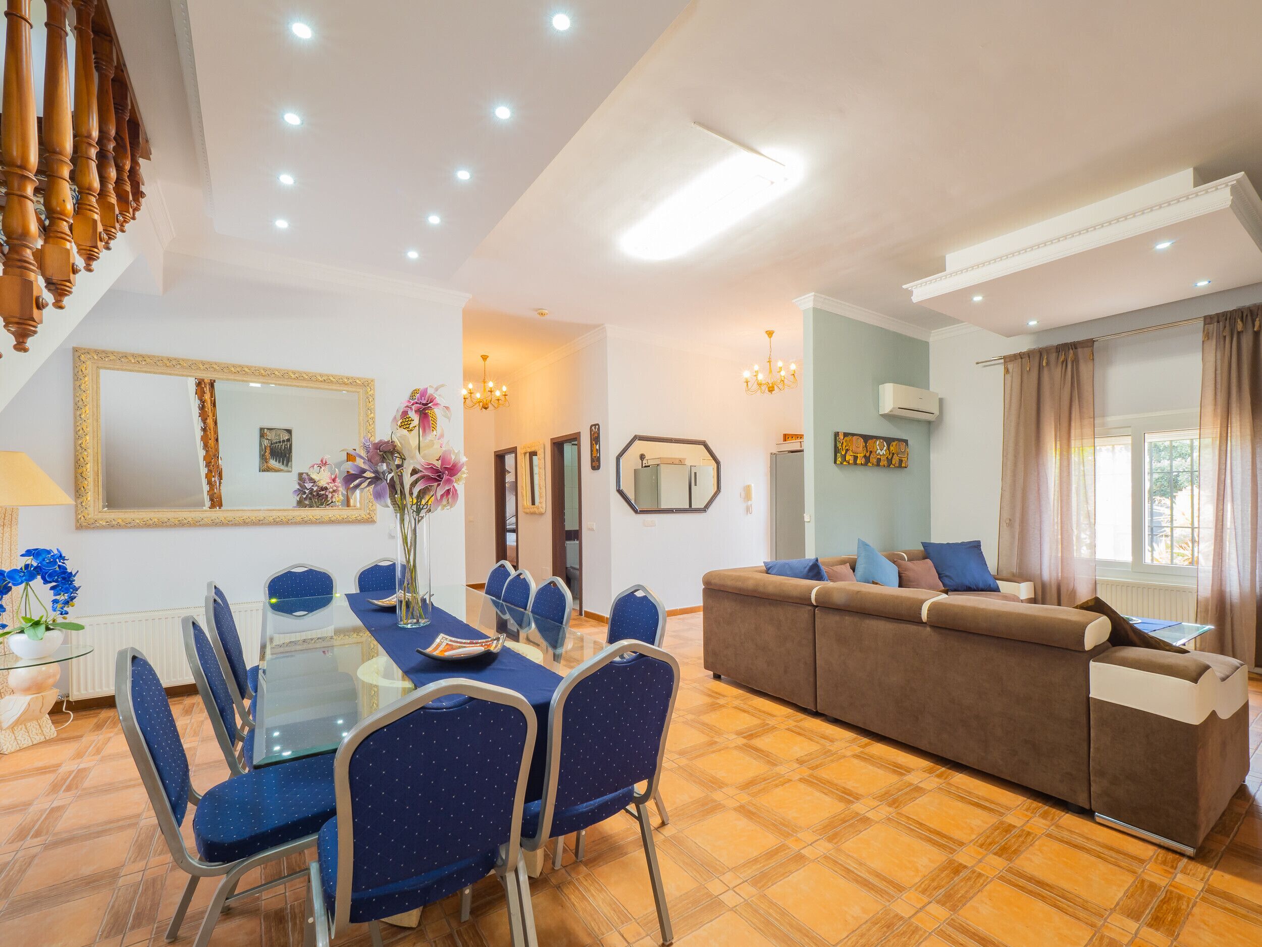 المنشأة من الداخل