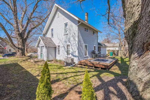 Stone's Throw Lake House