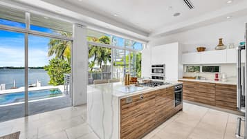 Villa | 6 bedrooms, desk, Internet