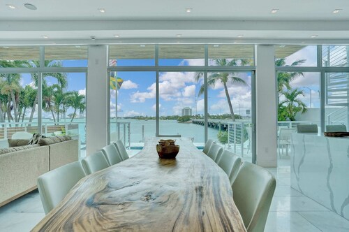 Miami Stunning Waterfront Villa Escape