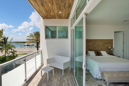 Miami Stunning Waterfront Villa Escape