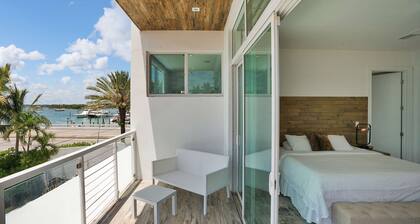 Miami Stunning Waterfront Villa Escape