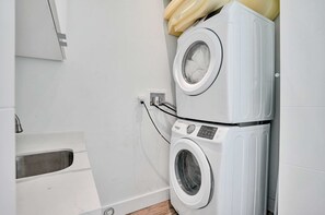 6 habitaciones, escritorio y acceso a internet 