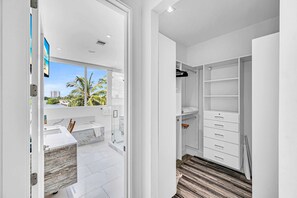 Villa | 6 bedrooms, desk, Internet - Miami Stunning Waterfront Villa Escape (North Bay Village)