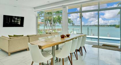 Miami Stunning Waterfront Villa Escape