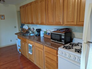 Microwave, oven, stovetop - Large 1-Bdrm+ Apartment Surrounded by Nature in Rural Vermont (Addison)