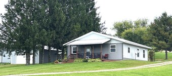 The Fox Den Guesthouse, enjoy beautiful WI countryside yet just 3 miles to I94!