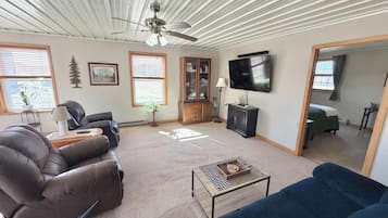 2 chambres, bureau, fer et planche à repasser, accès au Wi-Fi (inclus)