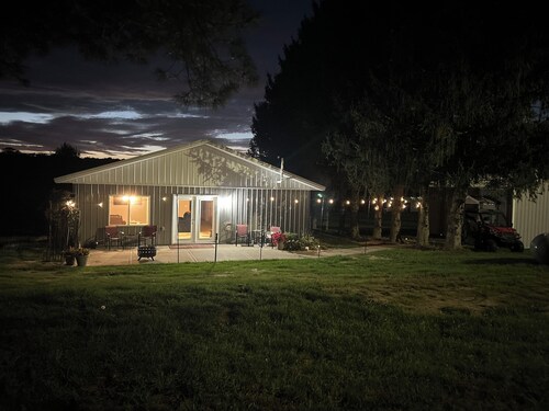 The Fox Den Guesthouse, enjoy beautiful WI countryside yet just 3 miles to I94!