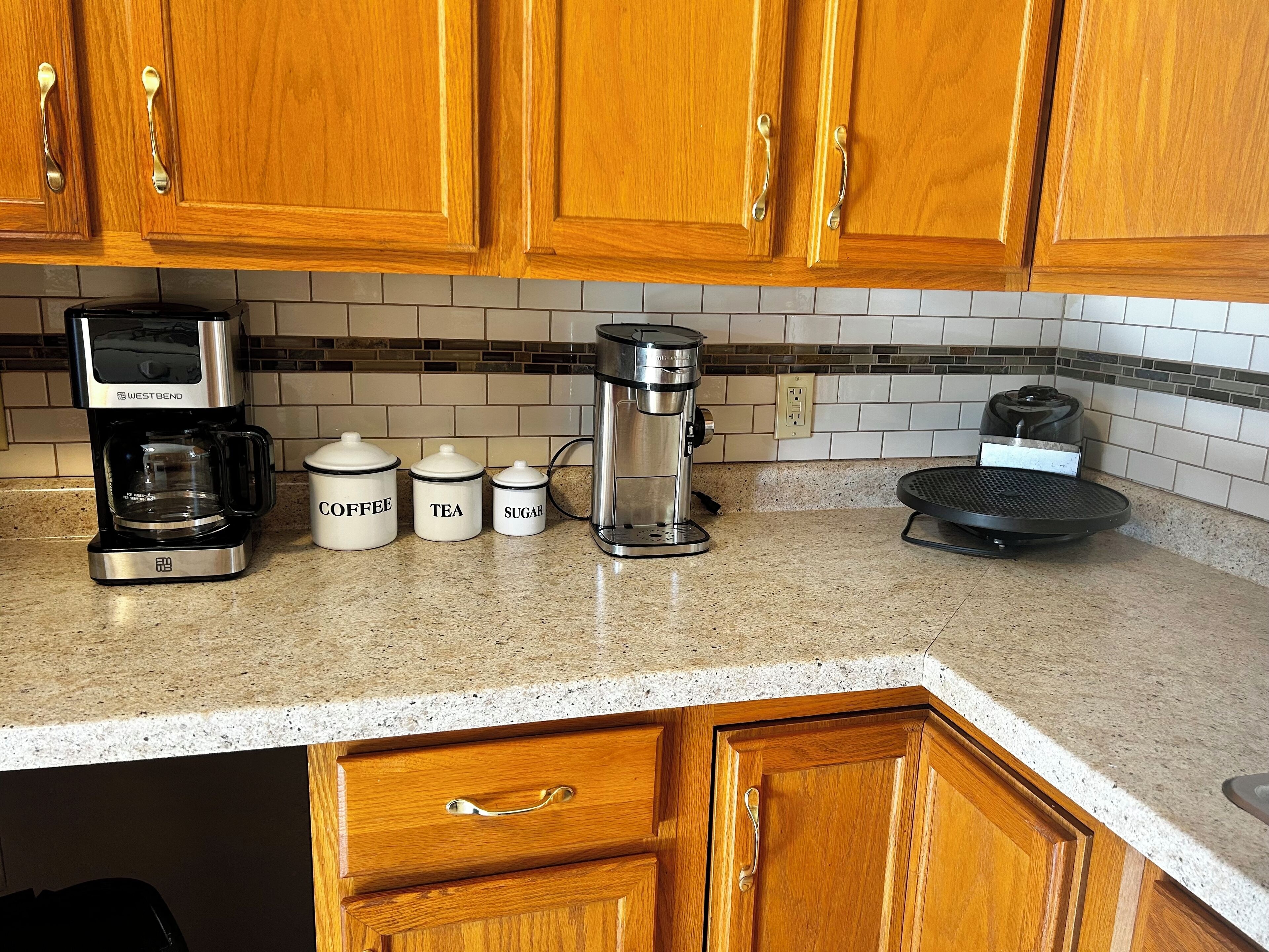 Een koelkast, een magnetron, een oven, een kookplaat