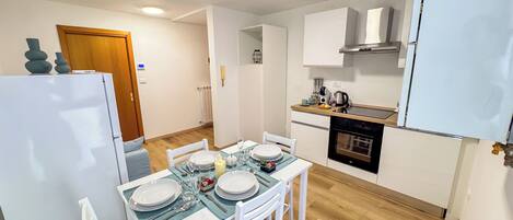 Réfrigérateur, four à micro-ondes, surface de cuisson, cafetiÚre-théiÚre