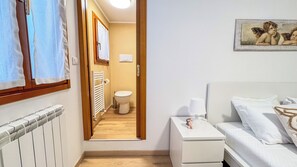 Silitysrauta/-lauta, ilmainen Wi-Fi, vuodevaatteet