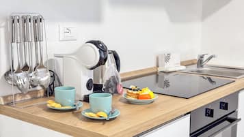 Frigorifero, microonde, piano cottura, macchina per tè/caffè