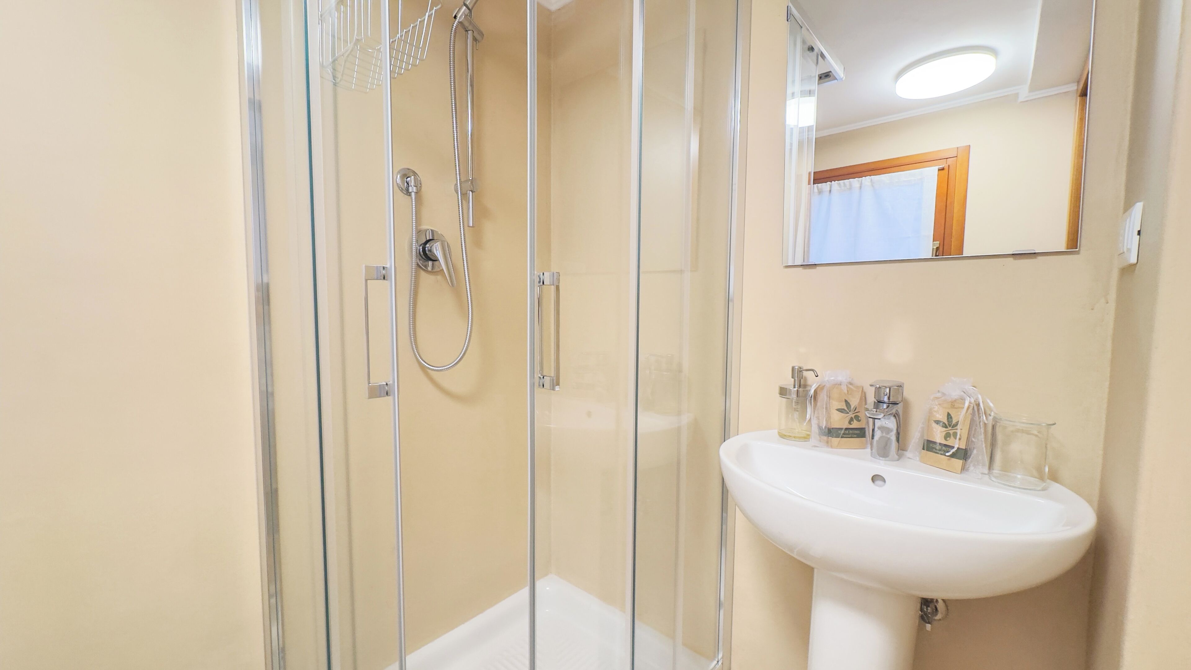 Doccia, asciugacapelli, bidet, asciugamani