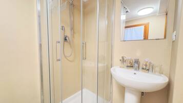 Dusche, Haartrockner, Bidet, Handtücher