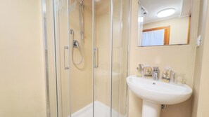 Ducha, secador de pelo, bidé y toallas