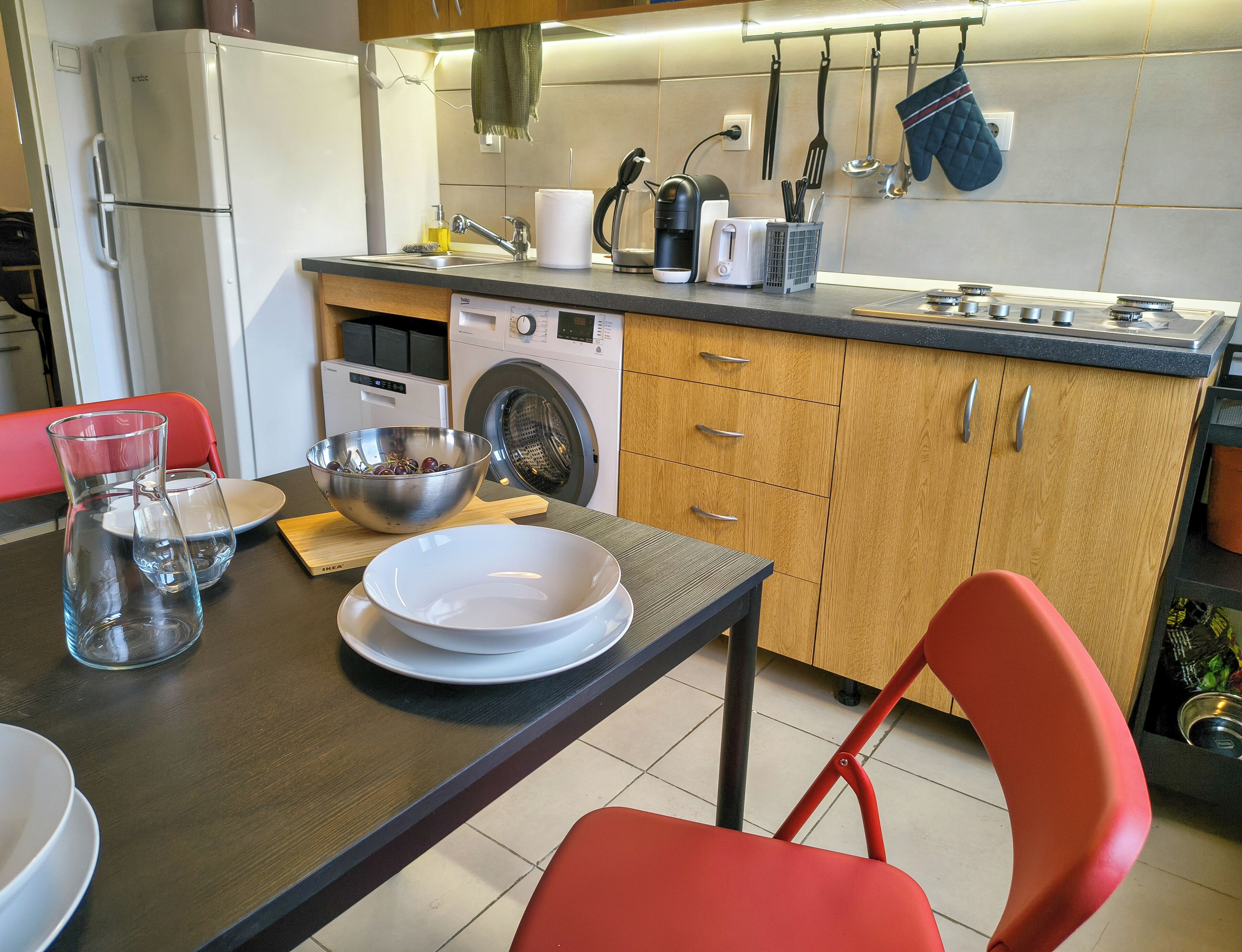 Kjøleskap, mikrobølgeovn, ovn og kokeplater