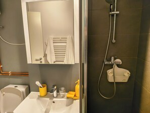 Shower, hair dryer, towels, soap - Student Grey Apartment w/ Full ammenities. Spacious 2 room Balcony (Timisoara)