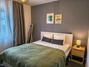 1 bedroom, desk, iron/ironing board, travel cot - Student Grey Apartment w/ Full ammenities. Spacious 2 room Balcony (Timisoara)