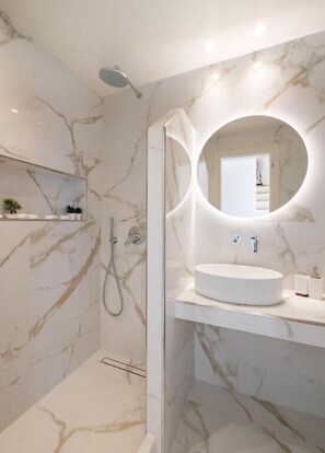 Suite luxueuse, 2 chambres, balcon, vue sur la colline | Salle de bain | Articles de toilette (gratuits), séchoir à cheveux, serviettes fournies