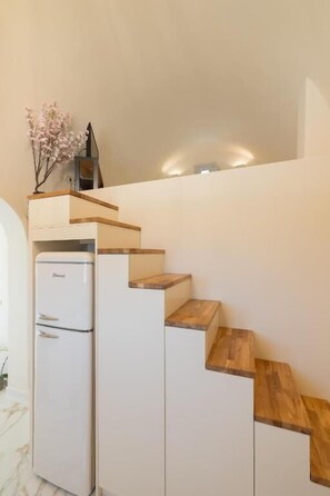 Luxury Apartment, 2 Bedrooms, Balcony, Hill View | Mini fridge