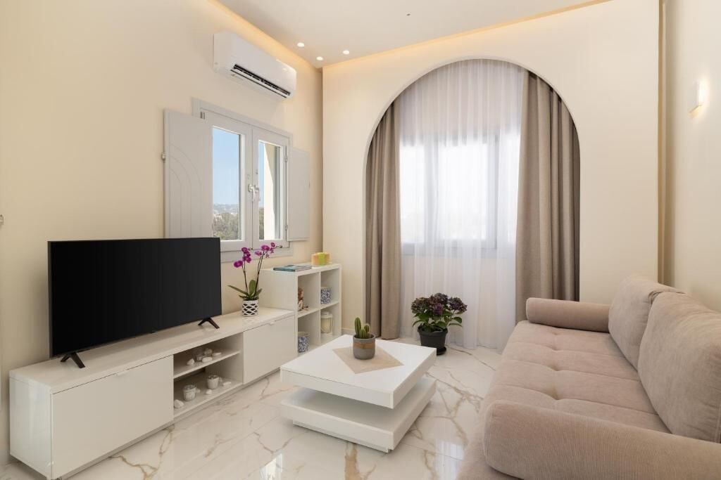 Deluxe Apartment, 1 Bedroom, Balcony, City View | Living area