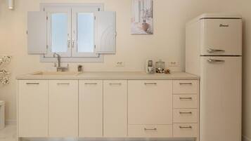 Deluxe Apartment, 1 Bedroom, Balcony, City View | Private kitchenette