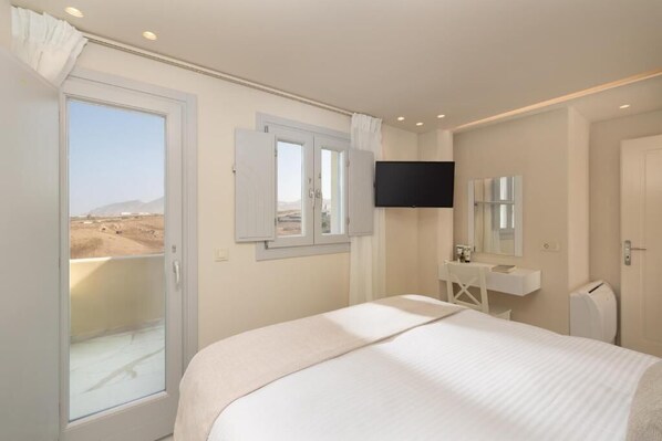 In-room safe, soundproofing, iron/ironing board, free WiFi