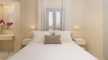 In-room safe, soundproofing, iron/ironing board, free WiFi