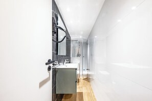 Towels - Recently refurbished one bedroom apartment (Barcelona)