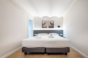 1 bedroom, iron/ironing board, free WiFi, bed sheets - Recently refurbished one bedroom apartment (Barcelona)