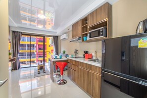 Réfrigérateur, four à micro-ondes, surface de cuisson, grille-pain