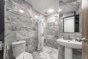 Articles de toilette gratuits, sèche-cheveux, serviettes fournies