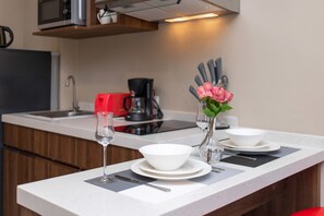 Réfrigérateur, micro-ondes, plaque de cuisson, grille-pain